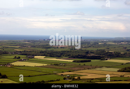 Anzeigen der Cumbrian Küste vom Gipfel des Muncaster fiel Eskdale mit Sellafield Kernkraftwerk in der Ferne Lake District, Cumbria England Stockfoto