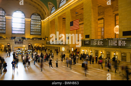 USA New York Manhattan NYC Grand Central Terminal Bahnhof mit Menschen zu Fuß im Haupt-Bahnhofshalle und Kauf von tickets Stockfoto