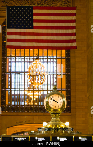 USA New York NYC Manhattan Grand Central Terminus Bahnhof mit Uhr oben Reisen Infostand im Haupt-Bahnhofshalle Stockfoto