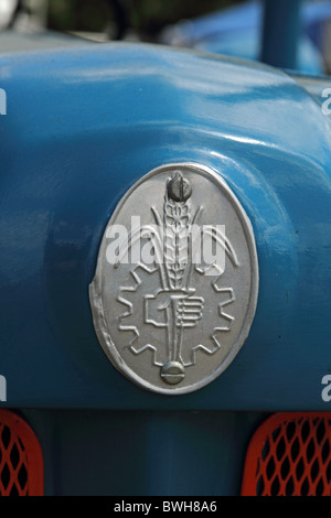 Logo oder Motiv auf einer 1948 Fordson Major Traktor Stockfoto