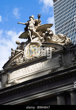 USA New York NYC Manhattan Skulptur von Quecksilber, Herkules und Minerva auf 42nd Street Fassade des Grand Central Terminal Bahnhof Stockfoto