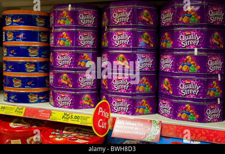 Dosen von Weihnachtsgebäck im Supermarkt Stockfoto