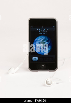 Apple iPod Touch mit Kopfhörer auf weißem Hintergrund Stockfoto