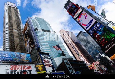 USA New York NYC Manhattan Times Square an der Kreuzung der 7th Avenue und Broadway unter Gebäuden mit Werbung Stockfoto