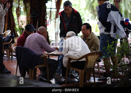 Gruppe von Männern saßen Tisch spielen Mahjong in Taipeh Stockfoto