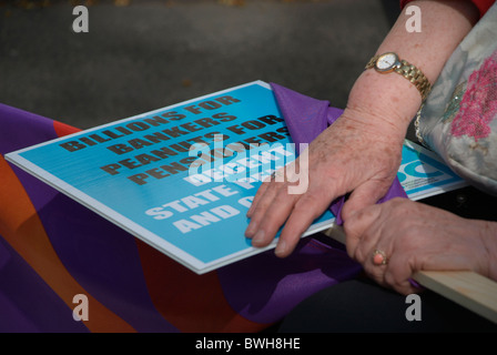 Protest über die Finanzierung des britischen Sozialstaates im Durchlauf bis zu, dass die Ankündigung der Sparpolitik im Vereinigten Königreich schneidet. Stockfoto