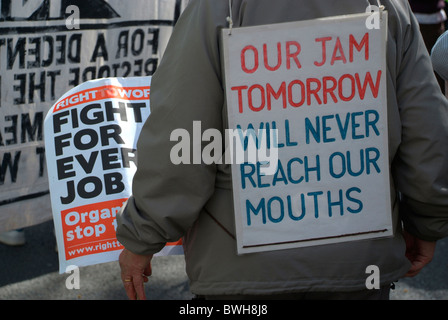 Protest über die Finanzierung des britischen Sozialstaates im Durchlauf bis zu, dass die Ankündigung der Sparpolitik im Vereinigten Königreich schneidet. Stockfoto