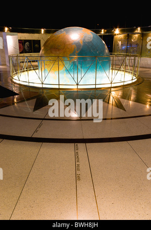 USA, New York, New York City, Manhattan, die rotierende Kugel in der Lobby des Art-Deco-täglich News Gebäude auf der 42nd Street in Midtown. Stockfoto