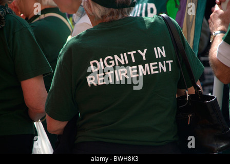 Protest über die Finanzierung des britischen Sozialstaates im Durchlauf bis zu, dass die Ankündigung der Sparpolitik im Vereinigten Königreich schneidet. Stockfoto