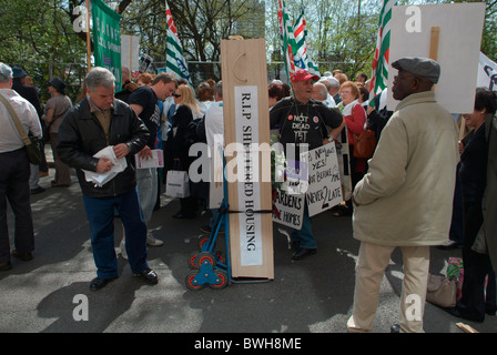 Protest über die Finanzierung des britischen Sozialstaates im Durchlauf bis zu, dass die Ankündigung der Sparpolitik im Vereinigten Königreich schneidet. Stockfoto