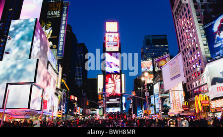 USA New York NYC Manhattan Passanten in der Nacht auf dem Times Square an der Kreuzung der 7th Avenue und Broadway Stockfoto