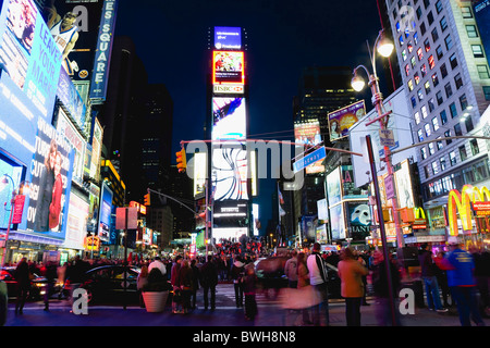 USA New York NYC Manhattan Passanten in der Nacht auf dem Times Square an der Kreuzung der 7th Avenue und Broadway Stockfoto