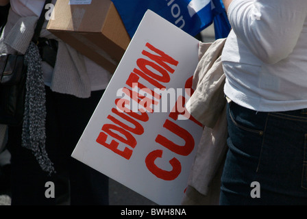 Protest über die Finanzierung des britischen Sozialstaates im Durchlauf bis zu, dass die Ankündigung der Sparpolitik im Vereinigten Königreich schneidet. Stockfoto