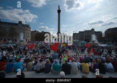 Protest über die Finanzierung des britischen Sozialstaates im Durchlauf bis zu, dass die Ankündigung der Sparpolitik im Vereinigten Königreich schneidet. Stockfoto