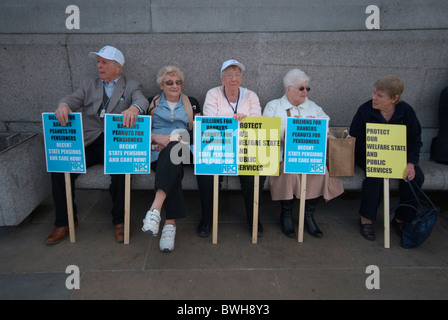 Protest über die Finanzierung des britischen Sozialstaates im Durchlauf bis zu, dass die Ankündigung der Sparpolitik im Vereinigten Königreich schneidet. Stockfoto