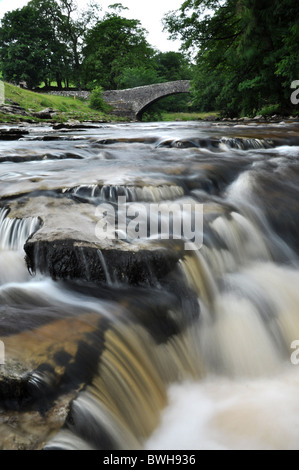 STAINFORTH Kraft, bei Flut mit einem Schlauch Rohr Verbot in Großbritannien. Verlangsamte sich wunderschön in vollem Gange mit der Brücke in der Ferne. Stockfoto