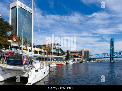 Jacksonville Landing und die Main Street Bridge (John T Alsop Jr) am St. Johns River, Jacksonville, Florida, USA Stockfoto