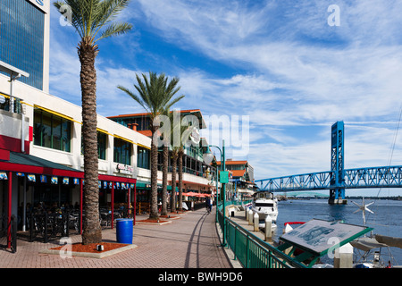 Jacksonville Landing und die Main Street Bridge (John T Alsop Jr) am St. Johns River, Jacksonville, Florida, USA Stockfoto