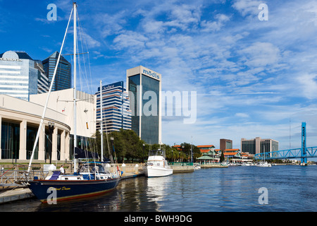 Der St. Johns River am Flussufer in der Innenstadt von Jacksonville, Florida, USA Stockfoto