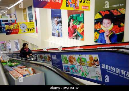 Qingdao Tesco in Qingdao, Provinz Shandong, China.11 Nov 2010 Stockfoto