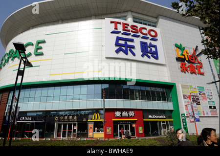 Qingdao Tesco in Qingdao, Provinz Shandong, China.11 Nov 2010 Stockfoto