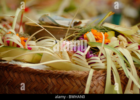 Ein Detail von einem Canang erschossen, oder bieten, präsentiert in einer hinduistischen Zeremonie gesehen während einer Feier Saraswati in Bali, Indonesien Stockfoto