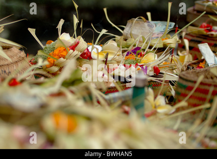 Ein Detail von einem Canang erschossen, oder bieten, präsentiert in einer hinduistischen Zeremonie gesehen während einer Feier Saraswati in Bali, Indonesien Stockfoto