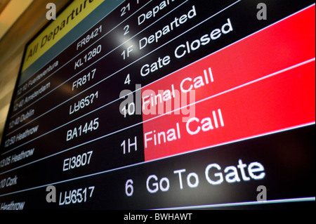 Flughafen Abflug Informationsbildschirm mit Final Call in rot Stockfoto