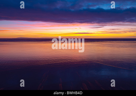 Ebbe und Sonnenuntergang über der Insel Santa Cruz, Channel Islands Nationalpark, Ventura, California Stockfoto