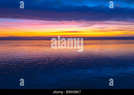 Ebbe und Sonnenuntergang über der Insel Santa Cruz, Channel Islands Nationalpark, Ventura, California Stockfoto