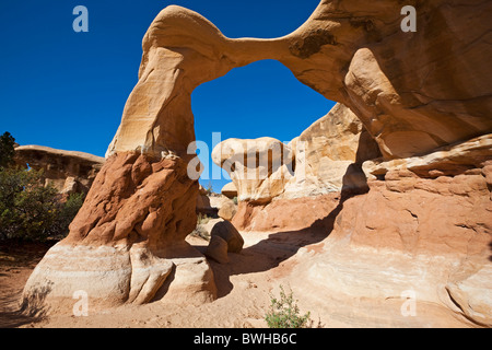 Metate Arch, natürlichen Felsbogen in Devils Garden, Hole in the Rock Road, Grand Staircase-Escalante National Monument, Utah, USA Stockfoto