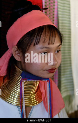 Eine Karen Paduang Flüchtling Frau sitzt vor ihrem Haus in Ban Nai Soi, Thailand. Stockfoto