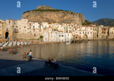 Fischerhafen, Strand, Cefalù, Provinz von Palermo, Sizilien, Italien, Europa Stockfoto