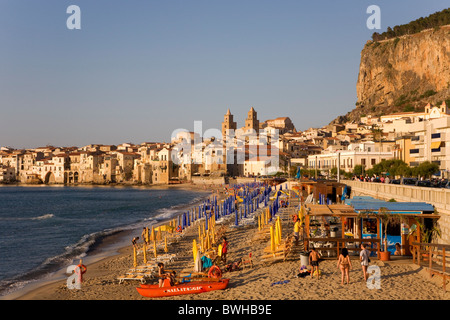 Cefalù Strand, Cefalù, Provinz von Palermo, Sizilien, Italien, Europa Stockfoto