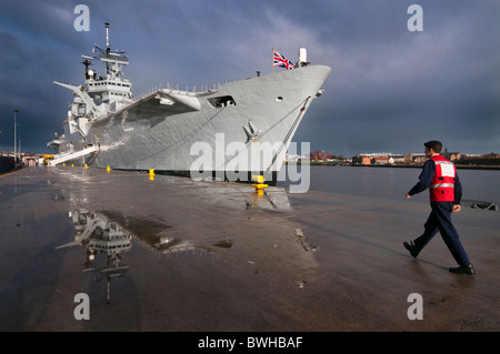 Der britische Flugzeugträger festgemacht an Northumbria Kais auf den Fluss Tyne HMS Ark Royal während ihrer Abschiedsbesuch nach Newcastle Stockfoto