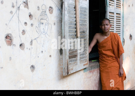 Ein buddhistischer Mönch, befindet sich im Wat Bangkok, steht außerhalb seiner Wohnräume in Kampong Cham, Kambodscha. Stockfoto