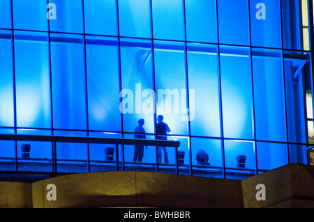 Zwei Männer stehen vor blauen Fenster im Außenbereich der Mall in Singapur Stockfoto