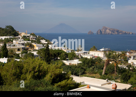 Blick auf die Insel Panarea, in den mittleren Rücken der Vulkan Stromboli, Äolischen Inseln, Sizilien, Italien, Europa Stockfoto