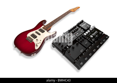 Eine e-Gitarre des Tom Andersons Markennamens und eine Pedalklaviatur im Studio fotografiert. Guitare Électrique et Pédalboard. Stockfoto