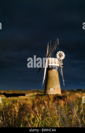 Eine Windmühle in den Norfolk Broads genommen eine Morgendämmerung Stockfoto