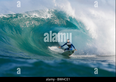 Surfer in der Röhre der großen Welle Stockfoto