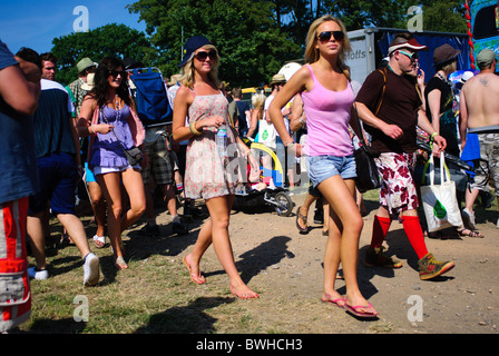 Massen zu Fuß entlang des Pfads an einem heißen Sommertag beim Glastonbury Festival 2010 Stockfoto