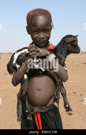 Dassanech Stamm junge mit Ziege, Omorate, Omo-Tal, Äthiopien Stockfoto