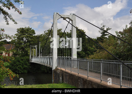 Eine Hängebrücke, die den Fluß Exe, beim Karottenhosenträger Wehr, Exeter Radweg, Übernahme Stockfoto