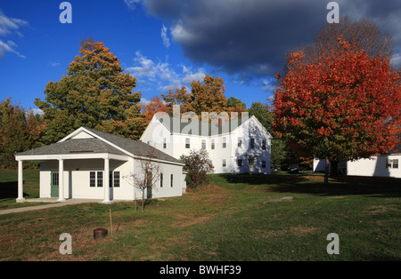 Weißen lackiert hölzerne Gebäuden rund um die Stadt Grün in Canterbury, New Hampshire, USA
