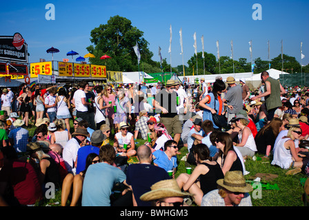 Menschen sitzen auf dem Rasen im Westen vulkanishcer Stadium in Glastonbury Festival 2010 am 1. Abend Stockfoto