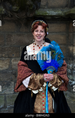 Mary of Guise, historische Figur in historischen Kostümen im Stirling Castle, Re-enactment Event; elisabethanische kostümierte Damen, französische Adlige Schottland, Großbritannien Stockfoto