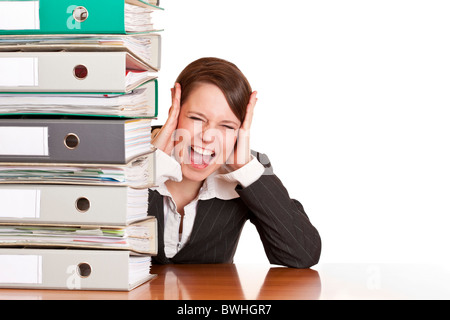 Frustriert Business Frau weint im Büro hinter hinter einem Ordnerstapel. Isoliert auf weißem Hintergrund. Stockfoto