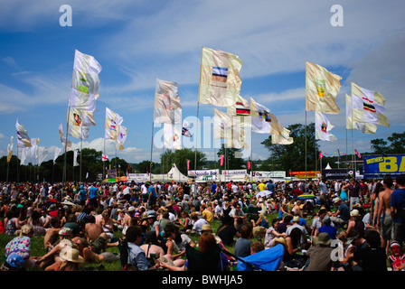 Fahnen und Menschenmassen beim Glastonbury Festival 2010 Stockfoto