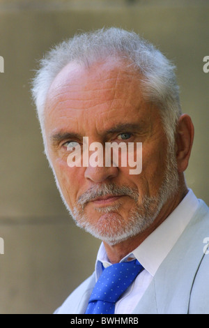 TERENCE STAMP, SCHAUSPIELER, IN DER STADT ZUR FÖRDERUNG NEUEN FILMS "FELLINI: ICH BIN EINE GEBORENE LÜGNER", EDINBURGH INTERNATIONAL FILMFESTIVAL, 24.08.02. Stockfoto